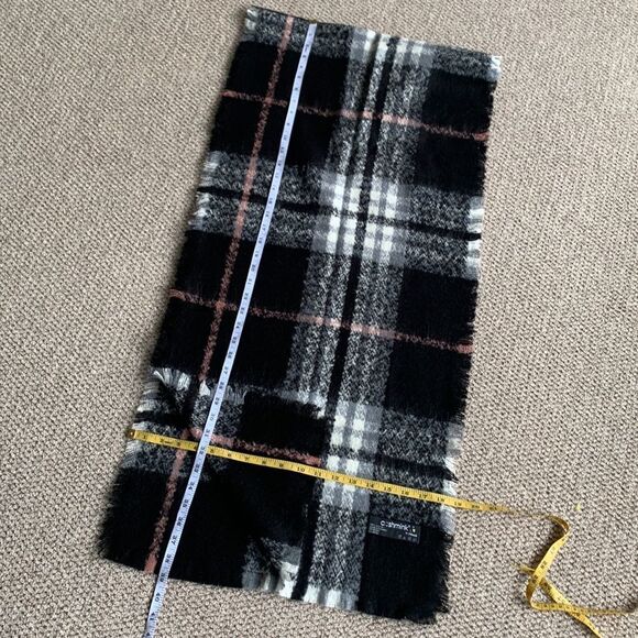 CASHMINK wrap made in Germany black/gray/white plaid fringed - Picture 4 of 5